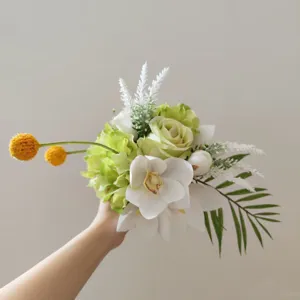Vue détaillée du bouquet de fleurs artificielles élégant blanc et vert pour décoration.