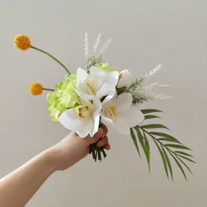 Bouquet d'orchidées artificielles fleurs blanches hortensia vert craspedia jaune déco table.