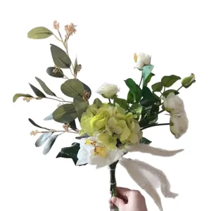 Bouquet de fleurs artificielles blanc et vert arrangement en soie pour déco maison.