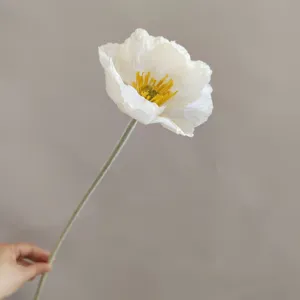 Fiore di papavero artificiale bianco a testa singola in velluto dettagli decorativi foto