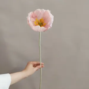 Dettaglio squisito di fiore di papavero artificiale, decorazione d'interni in velluto.