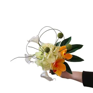 Bouquet de fleurs artificielles de luxe arrangement de soie noué à la main pour mariage.