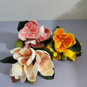 Vue détaillée du bouquet de fleurs artificielles magnolia EVA tactile à 4 têtes.