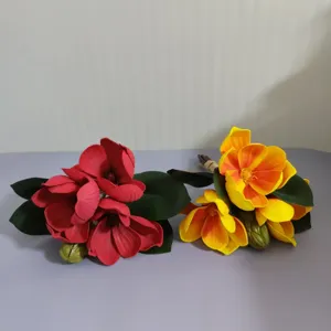 Gros plan de bouquet de fleurs de magnolia artificielles EVA à 4 têtes pour décoration.