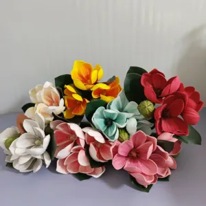Détails en gros plan du bouquet de fleurs de magnolia artificielles EVA colorées pour déco.