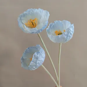 Primo piano di fiori di papavero artificiali con petali blu per la decorazione.
