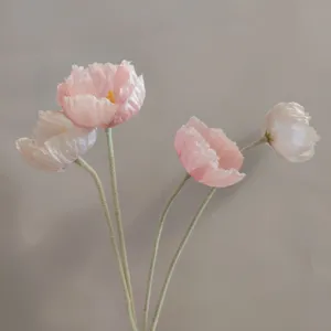 Primo piano dettagliato dei delicati petali di Papavero artificiale rosa con steli in velluto.