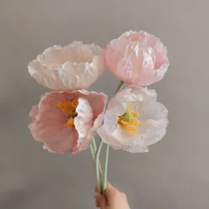 Squisito bouquet di papaveri artificiali, delicato gradiente rosa, dettaglio decorativo casa.