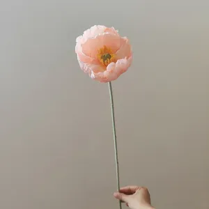 Dettaglio fiore di papavero artificiale, fiore decorativo floccato a testa singola per arredamento e foto.