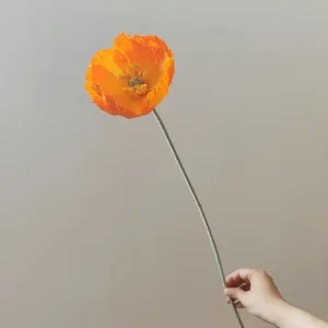 Dettaglio fiore di Papavero artificiale, primo piano petalo velluto arancione vivido, supporto.