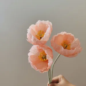 Dettaglio di papavero artificiale floccato, elegante accessorio floreale rosa per la casa.