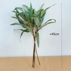 Détail de branche d'eucalyptus, plante artificielle verte de 45cm avec baies pour la maison.