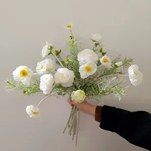 Bouquet di papaveri bianchi artificiali vista dettaglio, elegante decorazione floreale.