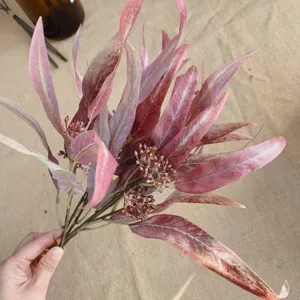 Bouquet d'eucalyptus artificiel avec baies, fausses feuilles roses pour déco et mariage.