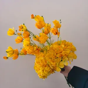 Vue détaillée du bouquet de fleurs artificielles en soie jaune vif pour déco de table.