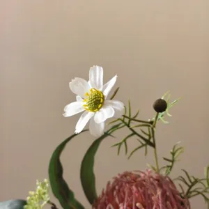 Gros plan détaillé d'un bouquet de fleurs artificielles blanches et roses pour déco.