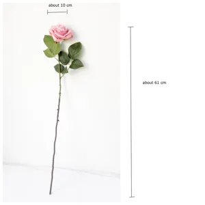 Vista dettagliata di un ramo di rosa artificiale rosa con foglie e dimensioni.