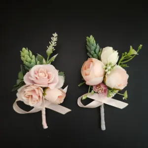 Elegante kunstmatige rozenbloem boutonnière voor bruidegom en getuigen, roze design.