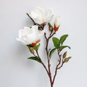 Künstliche Magnolienblüte Zweig Detailansicht, weiße Seidenblume für Wohnzimmer Dekoration.
