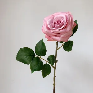 Primo piano dettagliato della grande rosa di seta artificiale con trame di petali vivaci.