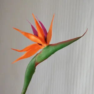 Detaillierte Nahaufnahme der künstlichen Paradiesvogelblume mit realistischer Textur.