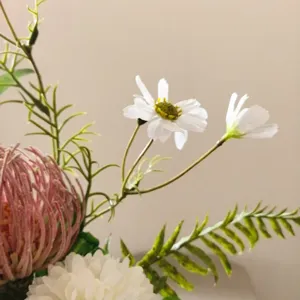 Détail de bouquet de fleurs artificielles montrant des pétales exquis et des feuilles pour la déco.