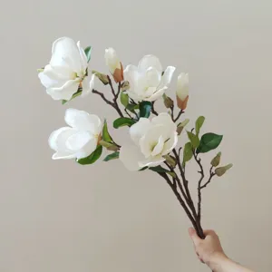 Künstlicher Magnolienblüten Zweig Detailansicht, elegante weiße Seidenblumen für Dekoration.