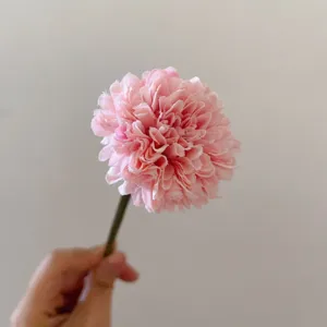 Vista ravvicinata di crisantemo artificiale in seta rosa per decorazione d'interni.