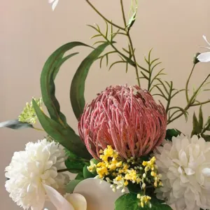 Vue détaillée du bouquet de fleurs artificielles avec protéa et chrysanthèmes blancs.
