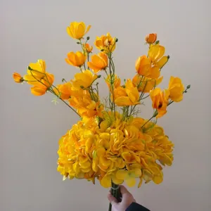 Vue détaillée d'un bouquet de fleurs artificielles jaunes, texture gros plan pour déco.