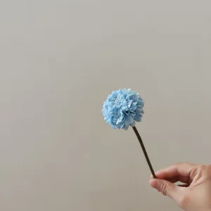 Primo piano di dettaglio che mostra uno stelo di fiore di crisantemo artificiale azzurro.