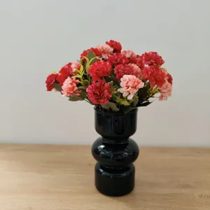 Detailansicht des künstlichen Blumenstraußes mit 9 Köpfen in schwarzer Vase, ideal für Dekoration.