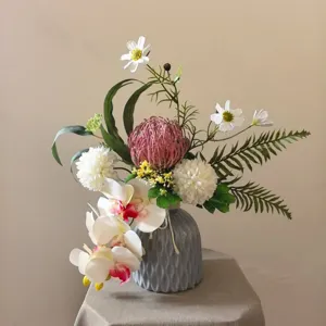 Vue détaillée d'un arrangement de fleurs artificielles en vase céramique, déco.