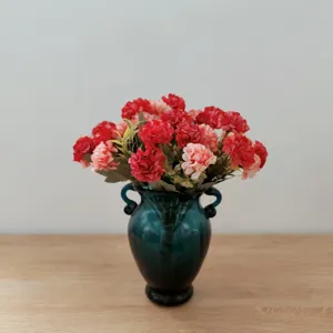 Künstlicher Blumenstrauß mit Glasvase mit Doppelohr für Heimdekoration und Partydeko.