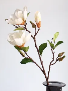 Künstlicher Magnolienblütenzweig Detailansicht, realistische Seidenblumen Deko für Zuhause Hochzeit.
