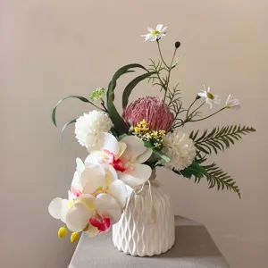 Arrangement de fleurs artificielles en soie dans un vase en céramique, élégant décor.