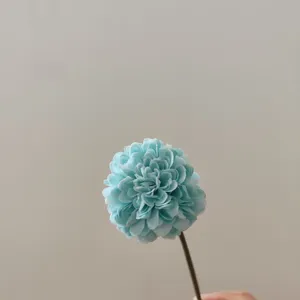 Primo piano dettagliato della testa di fiore di crisantemo pompon artificiale azzurro.