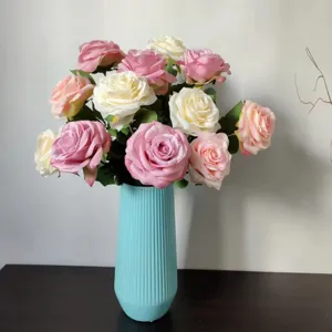 Dettaglio di grande rosa artificiale, bouquet di fiori in seta in vaso blu decorativo.