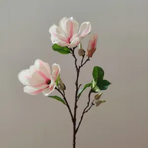 Detailaufnahme eines künstlichen Magnolienblütenzweigs, ideal für Heimdekoration und Hochzeiten.