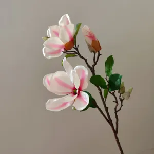 Nahaufnahme Detail künstlicher Magnolienzweig mit weiß-rosa Blüten für die Raumdekoration.