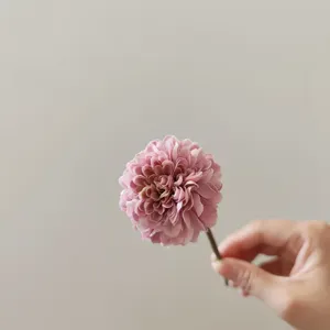 Stelo di fiore di crisantemo in seta artificiale per decorazioni domestiche e sfondo nuziale.