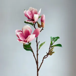 Künstlicher rosa Magnolienblütenzweig Detailansicht für Heimhochzeitsdekoration und Blumendesign.