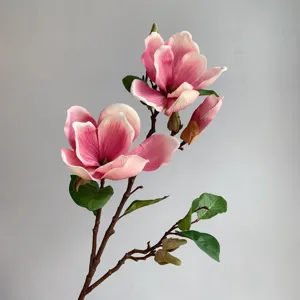 Künstliche Magnolienblüte Zweig Detail Nahaufnahme für Heimdekoration und Hochzeitsfloristik