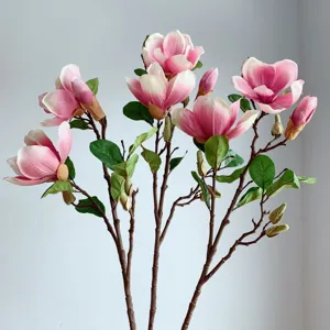 Künstliche Magnolie Detailansicht, rosa Seidenblüten mit Ästen für Heim Hochzeit Deko.