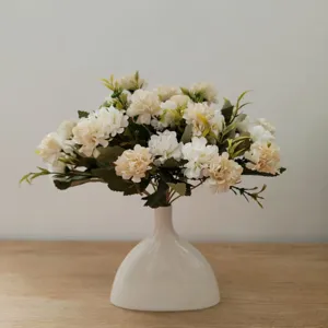 Nahaufnahme des künstlichen 9-Kopf Blumenstraußes mit weißer Keramikvase für die Heimdekoration.