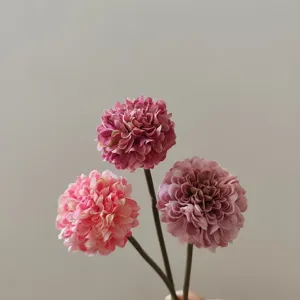 Primo piano dettagliato di fiori artificiali a sfera di crisantemo con trame delicate.