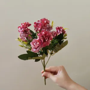Kunstblumen Strauß mit neun rosa Köpfen für DIY Heimdekoration Hintergrund Nutzung