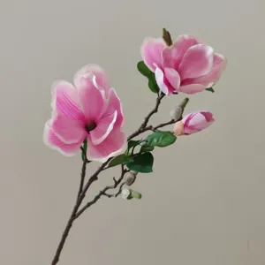 Künstlicher Magnolienblütenzweig Detailansicht, rosa Seidenblume für Heim- und Hochzeitsdeko.