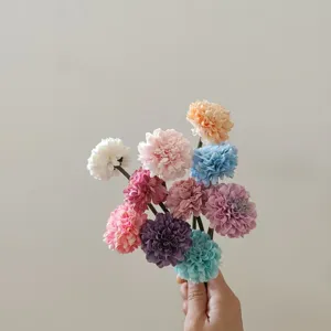 Dettaglio in primo piano di fiori artificiali in seta di crisantemo per decorazioni.