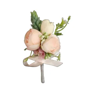Kunstbloem boutonnière lichtroze roos corsage bruiloft bruidegom getuige bloemendecoratie.